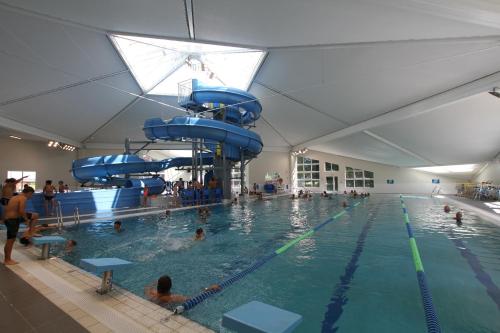 Swimming pool sa o malapit sa La Crieloise 4*