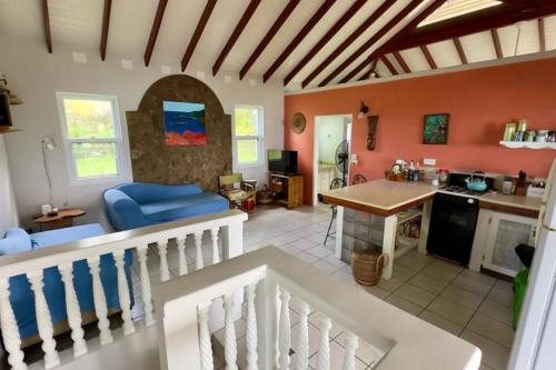 sala de estar con cocina y comedor en LaCaye - Home in Creole en Calibishie