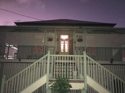ein Haus mit einer Veranda und einer Tür in der Unterkunft Free Wi-fi, spacious, Netflix. Long term discount in Bundaberg
