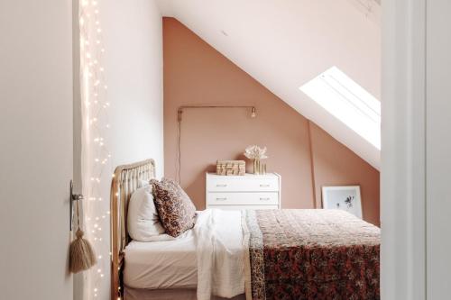 - une chambre avec un lit et une commode blanche dans l'établissement Bohème Chic - Standing - Calme, à Rouen