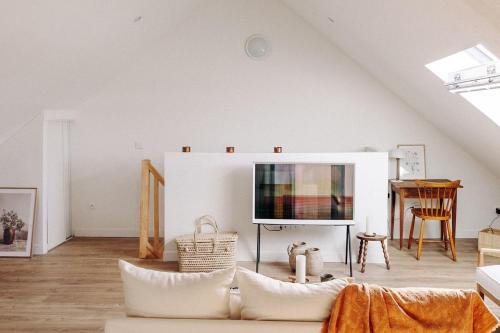 un salon avec un canapé et une télévision dans l'établissement Bohème Chic - Standing - Calme, à Rouen