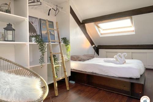 - une chambre avec un lit et une échelle dans l'établissement Le Duplex - Parking - Vue Clochers - Tennis, à Rouen