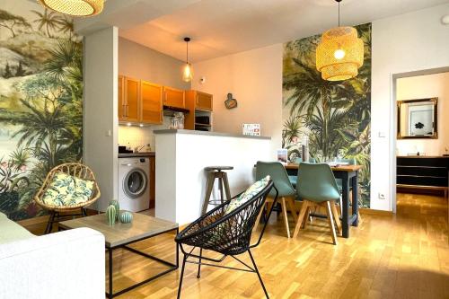 un salon avec une cuisine et une salle à manger dans l'établissement Hôtel Turgot - Ancien hôtel particulier - Lumineux, à Rouen