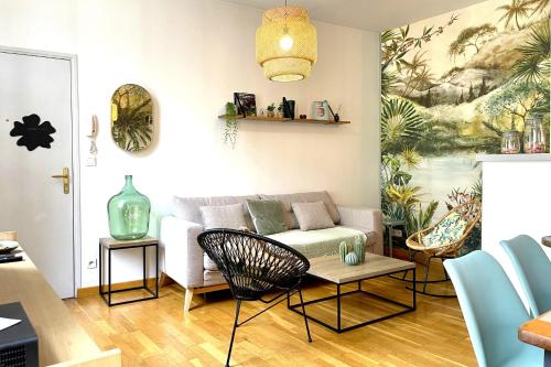 un salon avec un canapé et une table dans l'établissement Hôtel Turgot - Ancien hôtel particulier - Lumineux, à Rouen