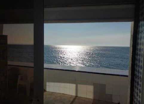 Bordj el Bahri的住宿－Villa Marame，浴室窗户享有海景。