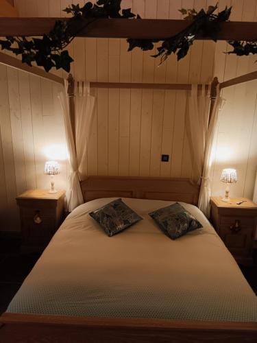 um quarto com uma cama com duas almofadas em B&B Quarterhouse em Moerkerke