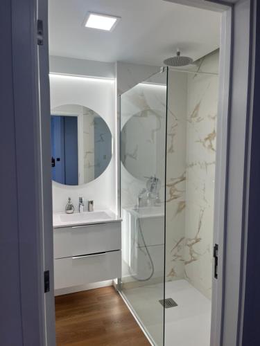 La salle de bains est pourvue d'un lavabo et d'un miroir. dans l'établissement Luxury View Apartment Funchal, à Funchal