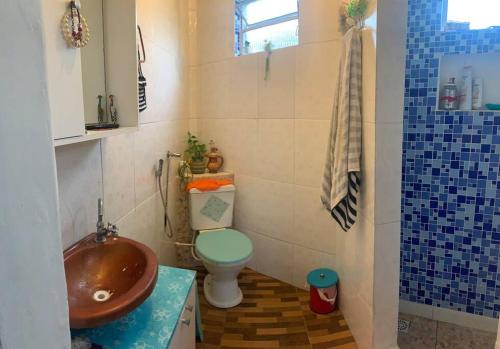 uma pequena casa de banho com WC e lavatório em Refúgio perto do Mar: Ótima casa a 350m da praia em Pontal do Paraná