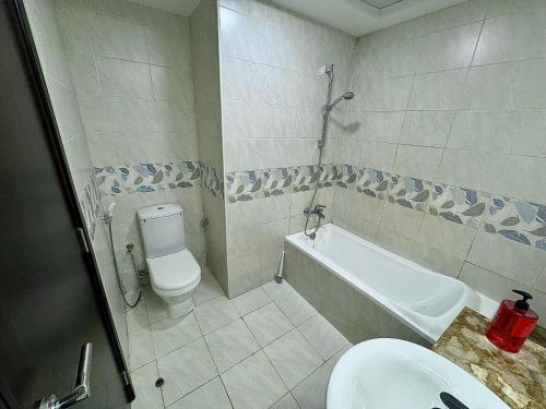 杜拜的住宿－Master Room，浴室配有卫生间、浴缸和水槽。