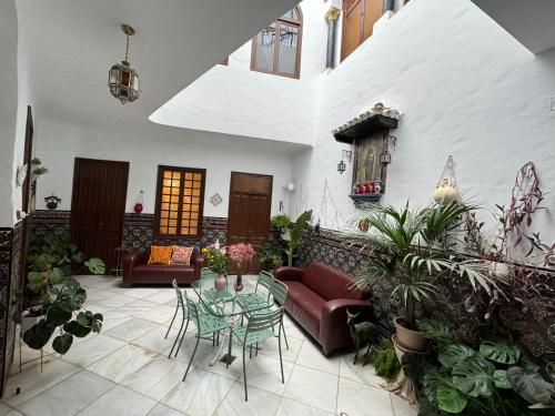 un salon avec un canapé, une table et des chaises dans l'établissement Casa PALIANI, à Cordoue