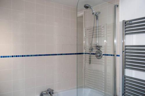 ein Badezimmer mit Dusche und Badewanne in der Unterkunft Cosy private cottage near beach in Ilfracombe