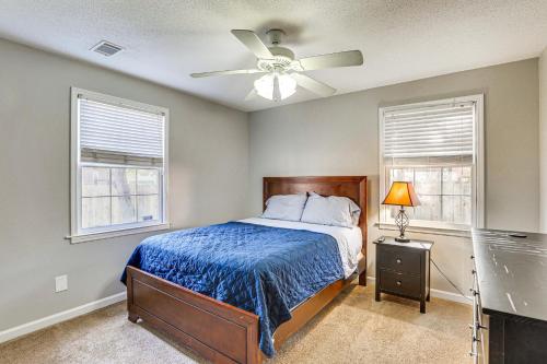 una camera con letto e ventilatore a soffitto di Mount Pleasant Home with Yard, Sunroom and Game Room! a Charleston