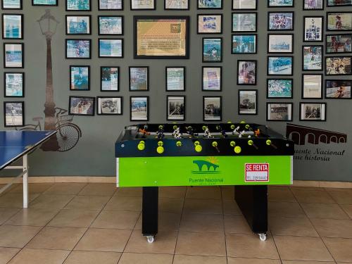 Hotel Puente Nacional & Spa في Puente Nacional: طاولة كرة قدم خضراء وسوداء في الغرفة