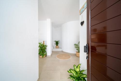 a hallway with potted plants and a door at Casa de los Belges in Yaiza