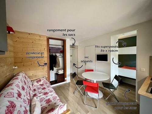 uma sala de estar com um sofá e uma mesa em La Sifflotte, centre Valberg em Péone