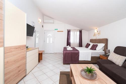 Postel nebo postele na pokoji v ubytování Apartments Miljenka