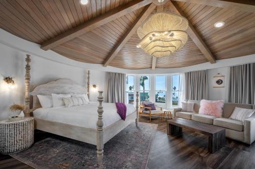 1 dormitorio con 1 cama grande y techo de madera en Cardiff By The Sea Lodge, en Encinitas