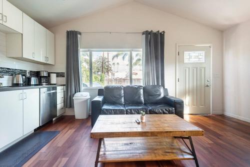 sala de estar con sofá y mesa en Blocks To The Beach Huge Private Fence Yard Home en Oceanside