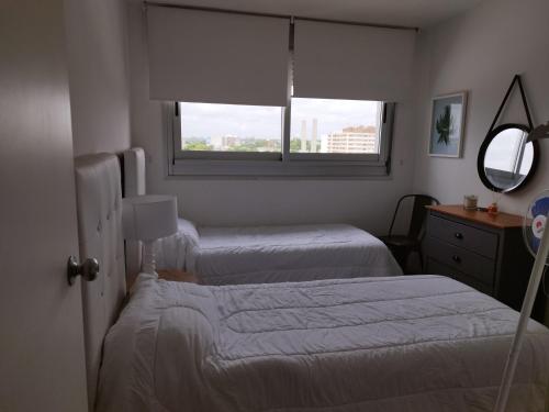 Rúm í herbergi á Moderno apartamento con vista