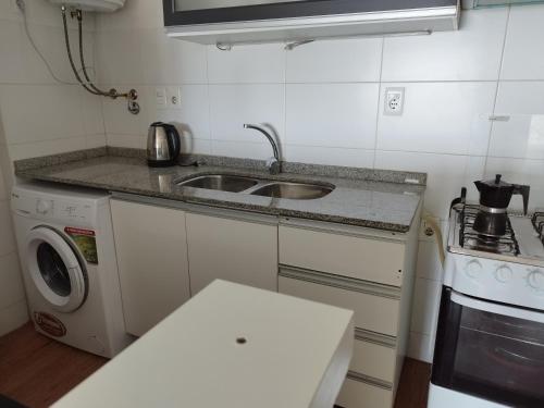 cocina con fregadero y lavadora en Moderno apartamento con vista en Montevideo