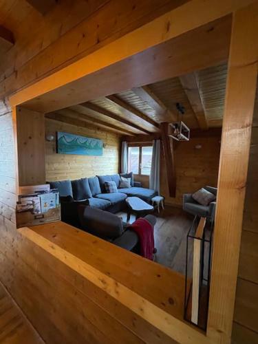- une vue sur un salon dans une cabane en rondins dans l'établissement Charme des montagnes et Annecy, à Thônes