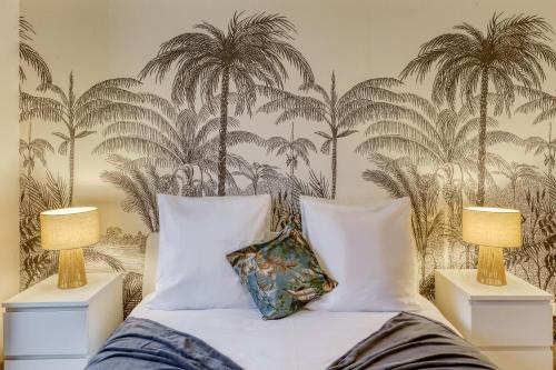 um quarto com uma cama com palmeiras na parede em Central 3 - 10 min Paris - 30 min Disney - Free Parking - 5 min RER A em Fontenay-sous-Bois