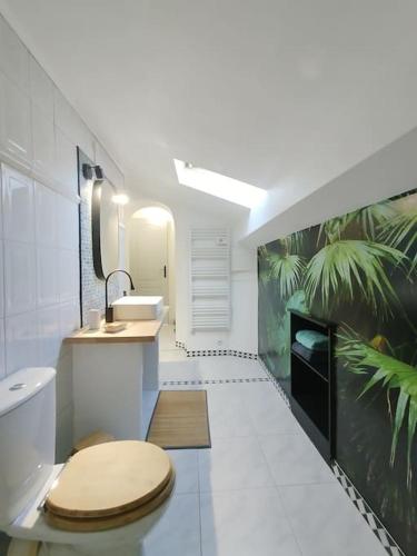 une salle de bain avec toilettes et lavabo dans l'établissement Le Petit d'Aquí appartement d'hôtes - 15 minutes de la mer, à Montblanc