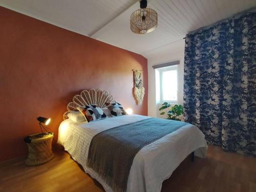 une chambre avec un grand lit dans une pièce dans l'établissement Le Petit d'Aquí appartement d'hôtes - 15 minutes de la mer, à Montblanc