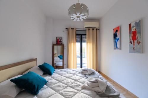 1 dormitorio con 1 cama grande con almohadas azules en Aiolos luxury Acropolis suite 7 near museum of modern art en Atenas