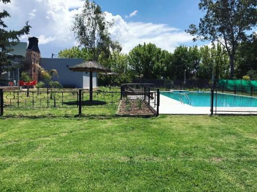 Bazén v ubytování Cabañas para 2 personas Caminito al Atuel nebo v jeho okolí