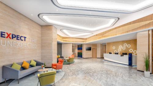 an office lobby with a sign that reads respect theunexpected at Holiday Inn Express Weifang City Center by IHG in Weifang