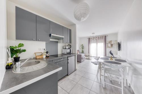 uma cozinha com um lavatório e uma bancada em Central 5 - 10 min Paris - 30 min Disney - Free Parking - 5 min RER A em Fontenay-sous-Bois