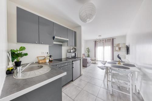 a kitchen with a sink and a counter top at Central 5 - 10 min Paris - 30 min Disney - Free Parking - 5 min RER A in Fontenay-sous-Bois