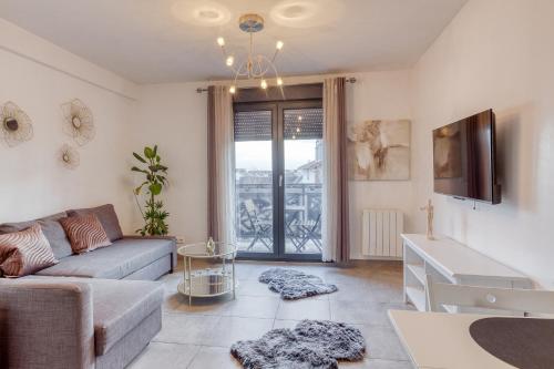 uma sala de estar com um sofá e uma televisão em Central 5 - 10 min Paris - 30 min Disney - Free Parking - 5 min RER A em Fontenay-sous-Bois