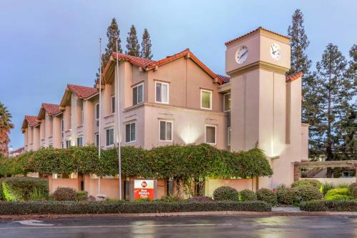 ein großes Gebäude mit einem Uhrturm darauf in der Unterkunft Best Western Plus Airport Plaza in San Jose