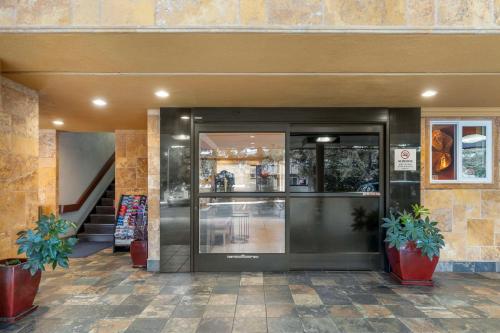 聖荷西的住宿－機場廣場貝斯特韋斯特PLUS汽車旅館，带有旋转门的建筑物入口