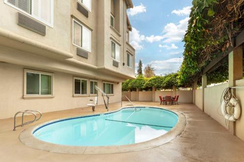 Best Western Plus Airport Plaza Image