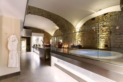 un ampio bagno con vasca in un edificio di Palazzo Caracciolo Naples a Napoli