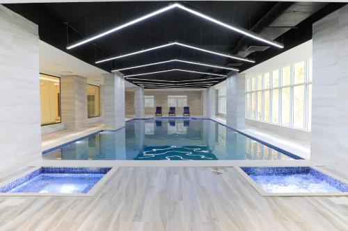 Kolam renang di atau dekat dengan TIME Ruba Hotel & Suites