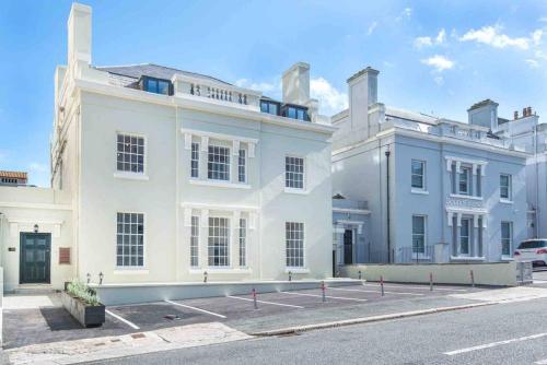 a large white building on the side of a street at Grand Apartment on HOE/BARBICAN Allocated PARKING! in Plymouth