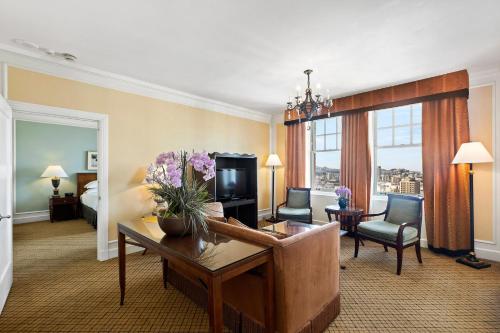 Posezení v ubytování InterContinental Mark Hopkins San Francisco by IHG