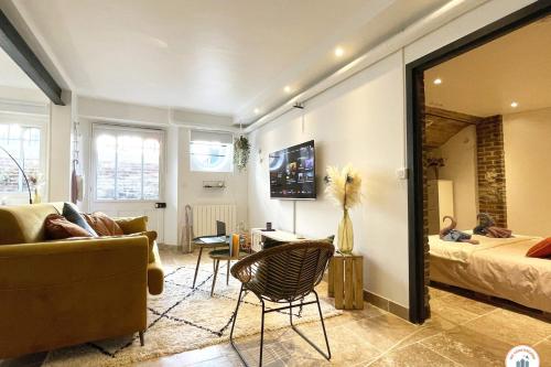 - un salon avec un canapé, un lit et un miroir dans l'établissement The Central Station - 50m Gare, à Rouen