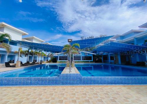 een zwembad voor een gebouw bij Funtasea Hotel and Beach Resort in Iba