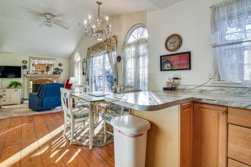 una cucina con un bancone e un tavolo con sedie di Ellis River Cottage about 3 Mi to Attitash Mountain! a Glen
