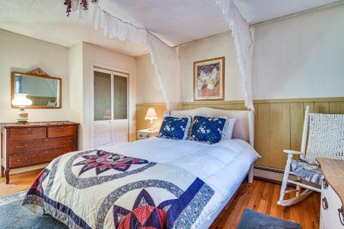 una camera con letto, tavolo e cassettiera di Ellis River Cottage about 3 Mi to Attitash Mountain! a Glen