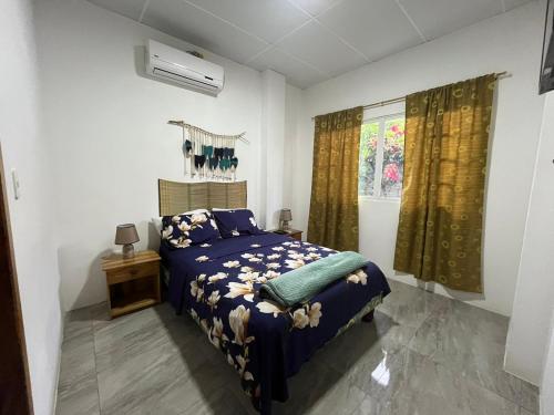 Tempat tidur dalam kamar di Monte Líbano Suites