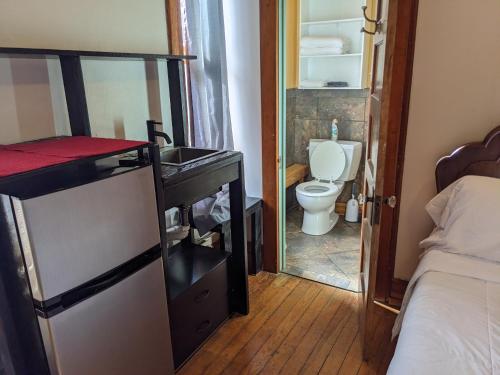 ein Bad mit einem Waschbecken und einem WC in einem Zimmer in der Unterkunft The Oliver House in Bisbee