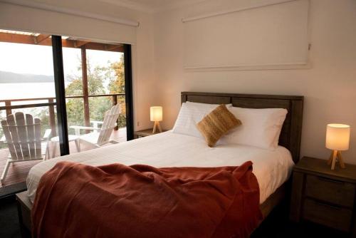 Tempat tidur dalam kamar di Majestic 2 bedroom villa with panoramic bay views