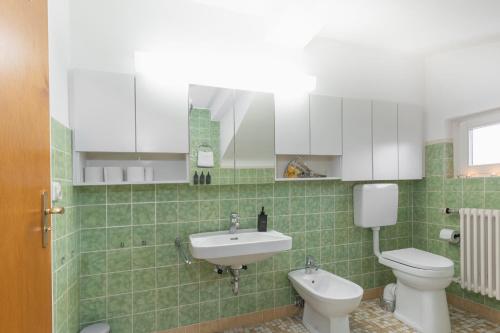 La salle de bains est pourvue d'un lavabo et de toilettes. dans l'établissement Bodensee-Haus IStayUnixI Seenähe-Terrasse-Garten-Netflix-Parkplatz, à Radolfzell am Bodensee
