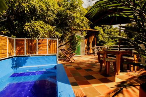 翁達的住宿－La Casona de Sara，一个带桌子和遮阳伞的庭院